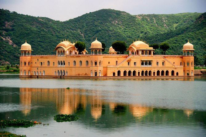 2-Day Private Tour of Jaipur from Delhi: City Palace, Hawa Mahal and Amber Fort - Day 1: Jal Mahal on Man Sagar Lake and Birla Temple at Night