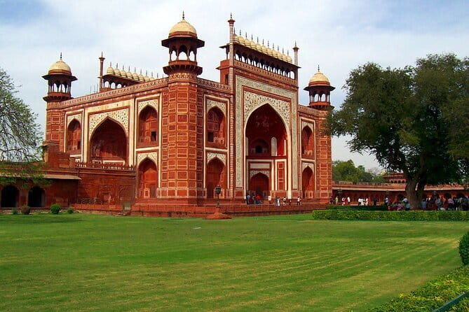 3-Day Golden Triangle Luxury Tour from Delhi to Agra and Jaipur - Day 1 Delhi: Humayun’s Tomb, Qutub Minar, Lotus Temple, and Old Delhi by rickshaw