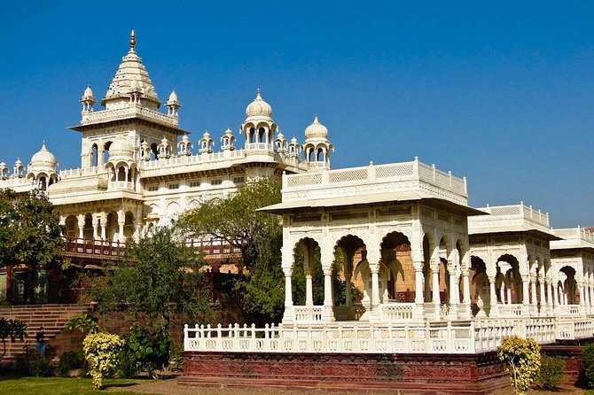 3 Days Guided Jodhpur & Udaipur Tour From Jaipur With Hotels - Day 2 in Udaipur: Royal spaces, temple stop, and a lake reset