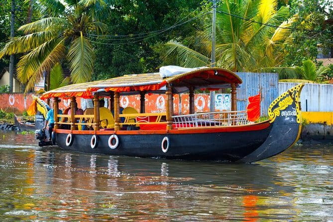 5 Day Kerala Private houseboat incl. Resort, Hotel, Cab Tourved - Periyar and Thekkady: Tiger Reserve Time and Lake Area Views