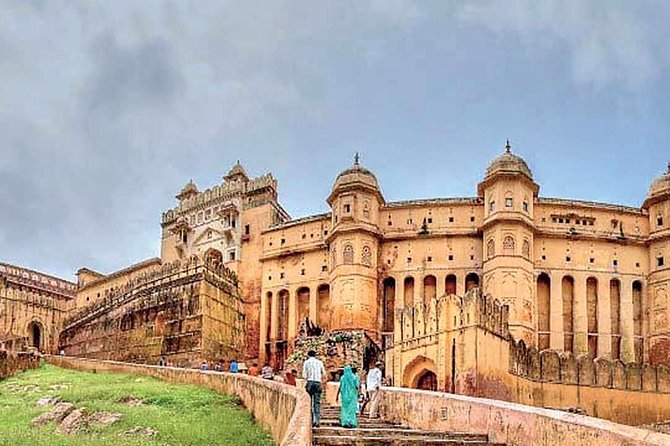 7 Days Golden Triangle Delhi,agra, Jaipur - How the Drive to Jaipur Sets the Tone: Jantar Mantar and City Palace