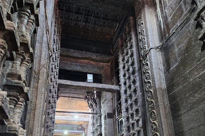 A Guided Cultural Immersion:Meenakshi Temple’s Night Ceremony - Weather and timing: what to do if the evening changes