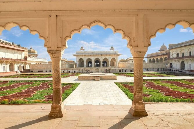 Access to the Taj Mahal skipping the Queue - Taj Mahal Tickets - Private guide option: when it’s worth paying for closeness