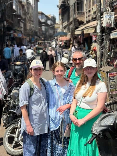 Agra: Street Food Walking Tour, Spice Market, & Tuk-tuk Ride - Jama Masjid and Shri Mankameshwar Mandir, close enough to feel connected