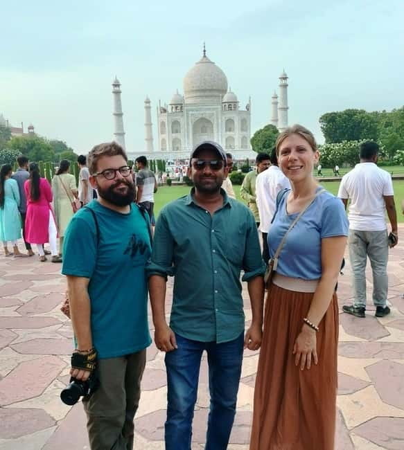 Agra: Taj Mahal, Agra Fort & Baby Taj Guided Day Tour - Private transport and live guides who manage the crowd game