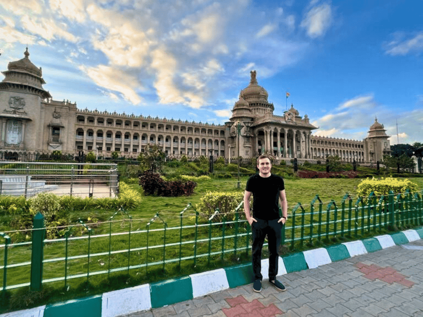 Best of Bangalore in a Tuk Tuk - Private Tour for 3 Hours - Cubbon Park and the big government buildings: green space with serious architecture