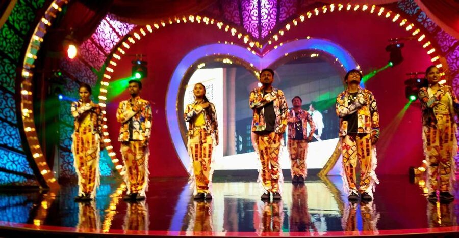 Bollywood Filmcity tour with Dance show. - Entering Film City: the A/C coach start at the gate
