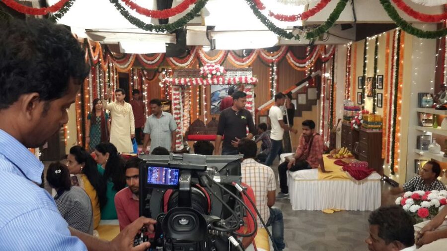 Bollywood Filmcity tour with Dance show. - VFx demo, 7D thrills, and a wax museum stop