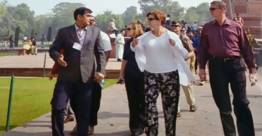 Book Govt. Approved Tour Guide For Taj Mahal & Fort - How the guide helps you get photos without the chaos