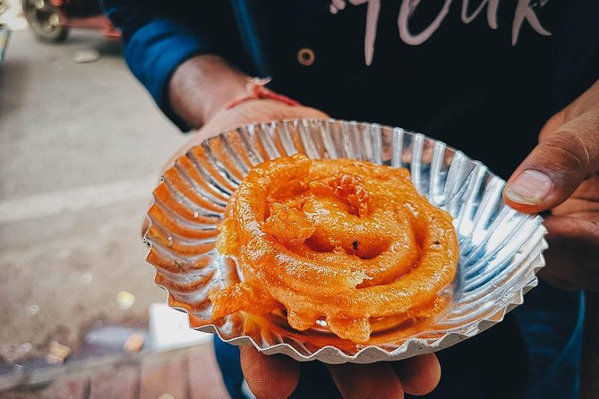 Chandni Chowk Delhi Food Tour with 15+ Tastings - Stop 2: Chandni Chowk Market, Sikh temple, and 24-hour kitchen reality