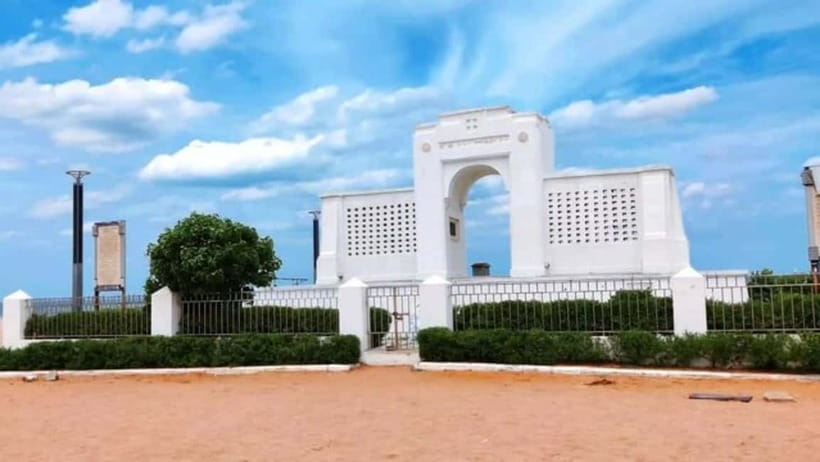 Chennai: Private Day Tour with Transportation and Tickets - Santhome Cathedral Basilica and St. George’s Cathedral, two church stops with different flavors