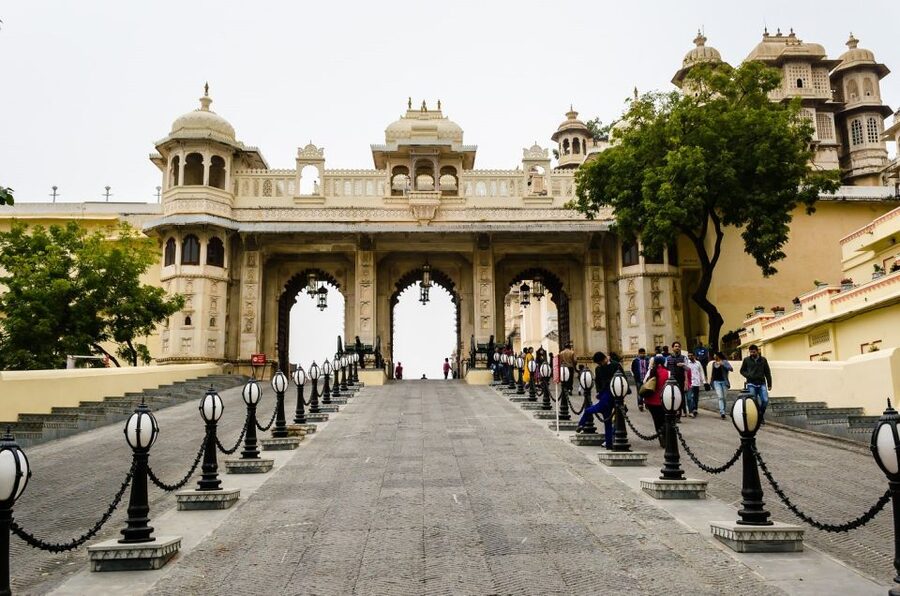City Palace Udaipur Express visits with english speaks guide - Getting oriented at the City Palace main gate, then going in smart