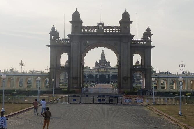 Day trip from Bangalore to Mysore, Somnathapura & Srirangapatna - Stop 2: Mysuru Palace, where crowds are part of the deal