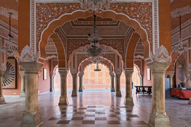 Delhi to Jaipur Pink City Tour with Government Approved Guide - City Palace: Mughal meets Rajasthan, plus museum stops