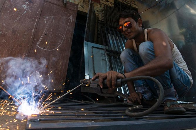 Dharavi- Asia's largest Slum tour with local guide from Dharavi - Stop 1 in Dharavi: the working lanes and small industries that run the place