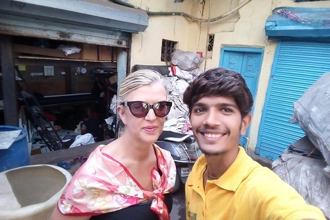 Dharavi Slum Tour in Mumbai - Practical tips before you go: shoes, modest clothing, and comfort