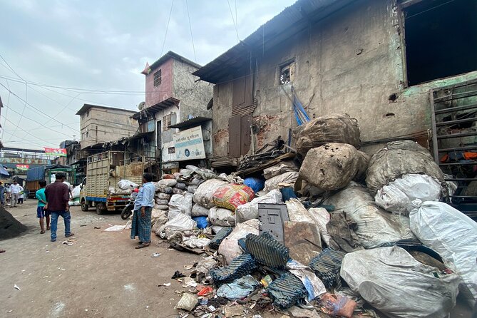 Dharavi Slum tour in Mumbai by local resident - The shopping stop that does not turn into a sales trap