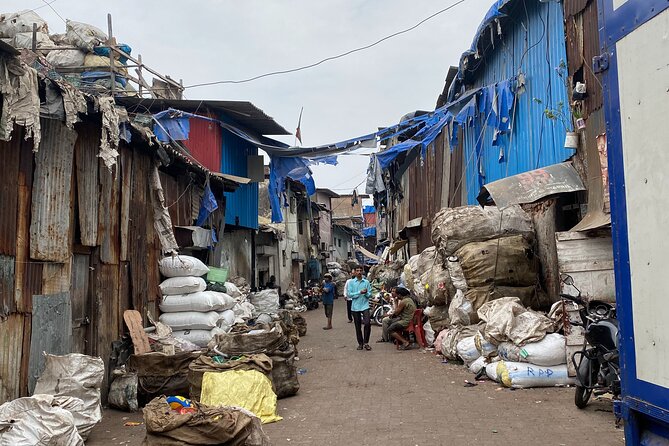 Dharavi Slum tour in Mumbai by local resident - Entering Dharavi the right way, from a clear meeting point to a guided pace