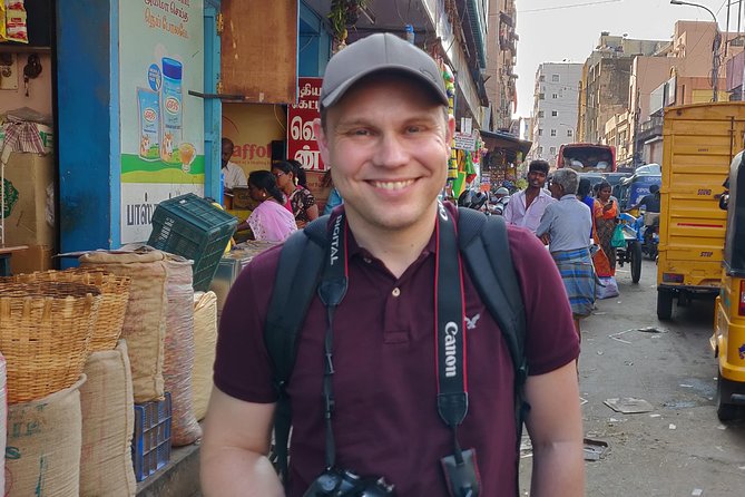Discover Georgetown: Guided Bazaar Walk Through Vibrant Markets - The guide setup: why headsets and drinks change everything