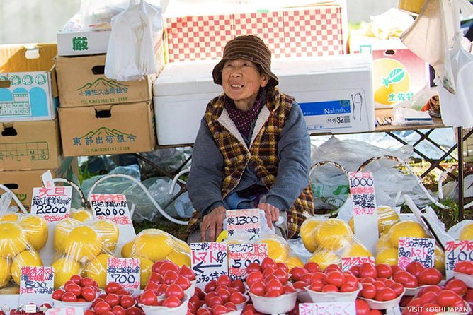 Experience the energy of Kochi: Sunday Market Tour includes Kochi Castle - Why a Kochi Sunday Market walking loop is such a smart plan