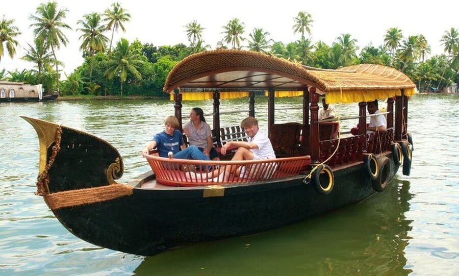 From Cochin Port: Backwater Cruise and Chinese Nets - Traditional lunch and snacks, and how the menu changes
