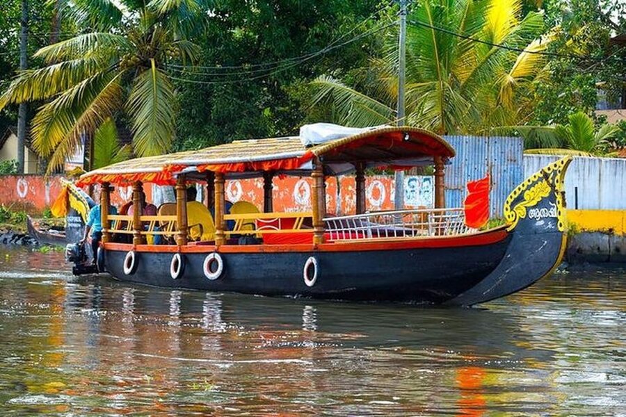 From Cochin Port: Backwater Cruise and Chinese Nets - The shikara cruise in Kerala’s backwaters is the main event
