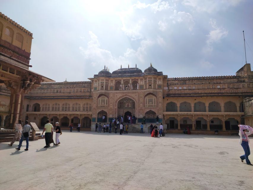 From Delhi: Private Jaipur & Amber Fort Guided Tour by Car - Hawa Mahal exterior views: 900 windows and a cool breeze concept