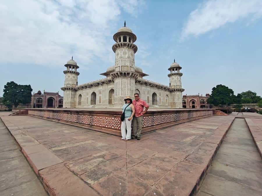 From Delhi: Private Taj Mahal Day Tour with Fast-Track Entry - Guides and drivers that make the difference on a private day