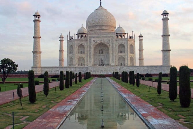 From Delhi: Private Taj Mahal Sunrise Tour with Agra Fort - What the guides do well, from photo help to clear storytelling