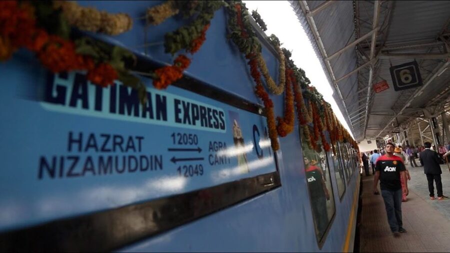 From Delhi: Taj Mahal & Agra City Tour By Gatiman Train - Lunch at a 5-star hotel, and what to plan for