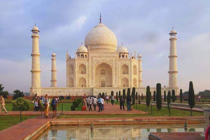 From Delhi: Taj Mahal, Agra Fort & Baby Taj Same Day Tour by Car - Lunch at a 5-star buffet: eating like a human during a long day