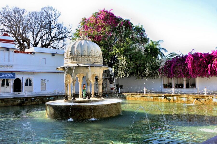 From Udaipur: Private Udaipur City of Lakes Sightseeing Tour - Lunch at Bank of the Lake: a practical break with a great view