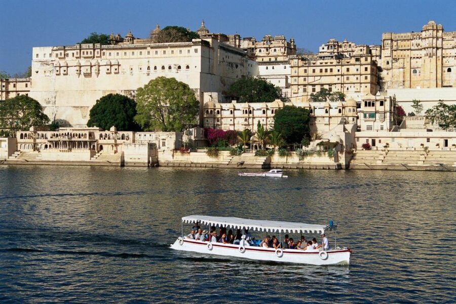From Udaipur: Private Udaipur City of Lakes Sightseeing Tour - Bagore Ki Haveli and the Dharohar show: culture with energy
