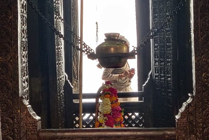 Guide francophone à varanasi - Rakesh - The Nepali temple stop and why entry fees are included