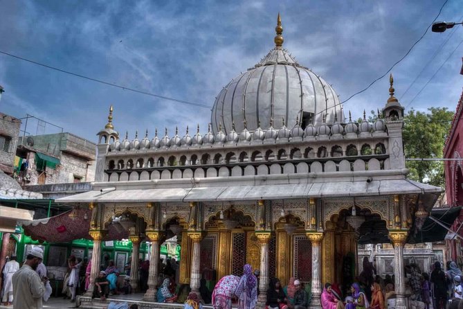 Half-Day Trip of Delhi's Temples & Spiritual Sites - Stop 2: Gurudwara Bangla Sahib and the holy Sarovar