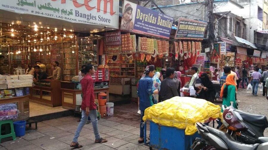 Hyderabad: Heritage Walking Tour of Old City and Charminar - Getting oriented near Charminar without losing your bearings