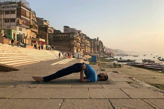 INDIVIDUAL YOGA CLASS - BEGINNER / ADVANCED Sunrise Yoga with Ayush in Varanasi - Meeting points and pacing on the ghats: what to expect in real life