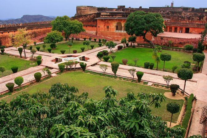 Jaipur Amer Fort, Jal Mahal & Stepwell Private Half-Day Tour - Jaigarh Fort and Shopping Stops: How Add-ons Usually Work