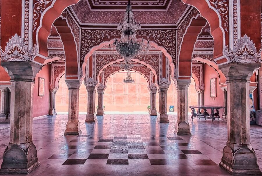 Jaipur City Tour: City Palace, Jantar, Hawa & Jal Mahal - Hawa Mahal: 953 windows and a photo stop that actually helps