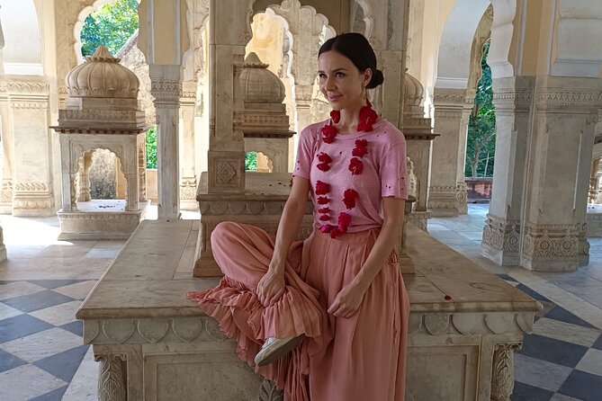 Jaipur City Tour with Traditional Flower Market Visit - From Hawa Mahal photo time to the flower and vegetable market walk