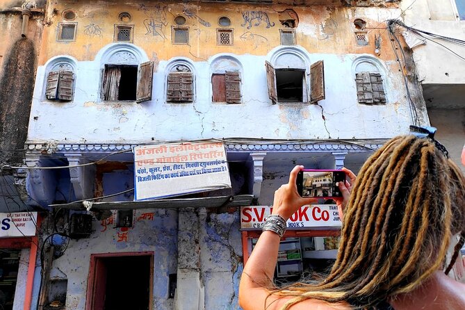 "Jaipur Cultural Walk: Explore life behind the pink walls" - Stop 1: Tripolia Bazar, where crafts happen under the pink walls