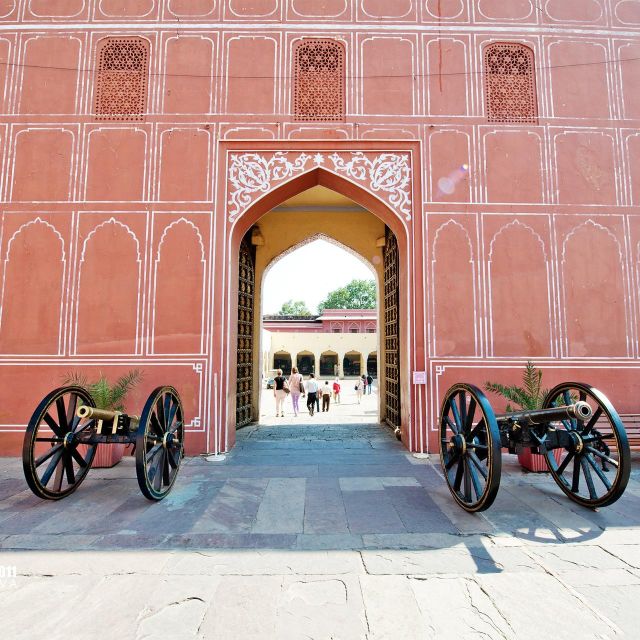 Jaipur: Half-Day Guided Sightseeing Tour with Flower Market - Amber Fort and the Ramgarhmode viewpoint: the “big finale” in a half-day