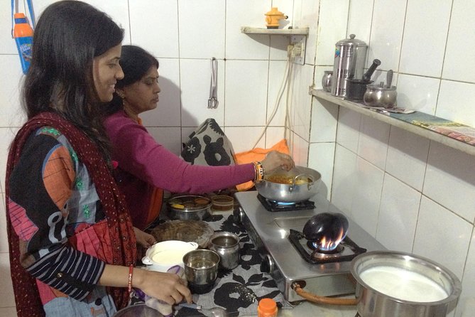 Jaipur Market Tour & Vegetarian Rajasthani Home Cooking Class - Jaipur street market shopping: choosing seasonal ingredients like a local