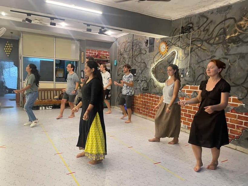 Jaipur: Namaste Bollywood l Dance like a Star - Your first steps in a proper Jaipur dance studio