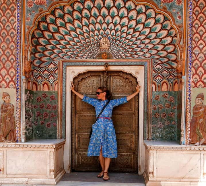 Jaipur: Private Full Day City Sightseeing Tour with Guide - Getting around in an A/C sedan or SUV, and how the 9:00 AM start pays off