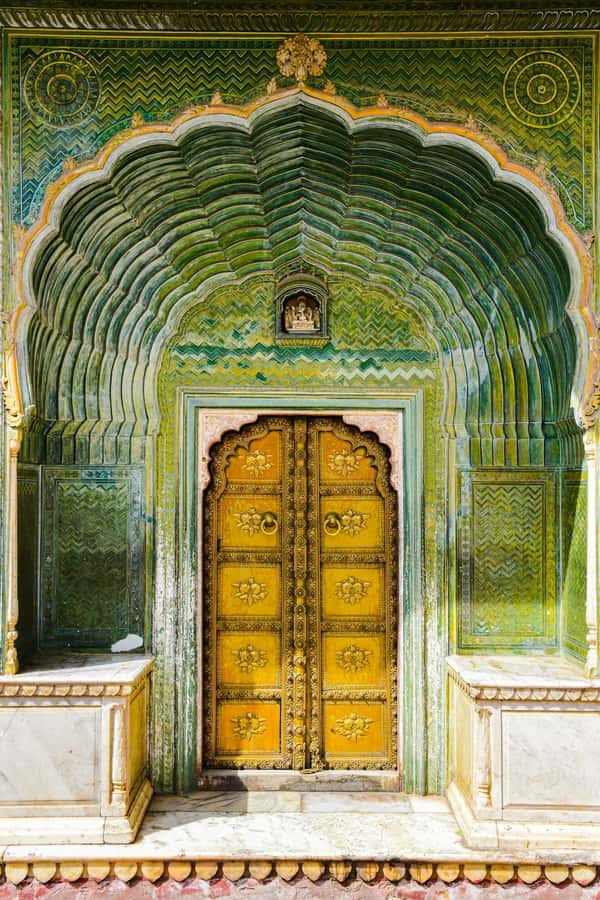 Jaipur: Private PinkCity & Stepwell Heritage Tour with Guide - Royal Gaitor Tumbas: Temples, Carvings, and a Spiritual Ending