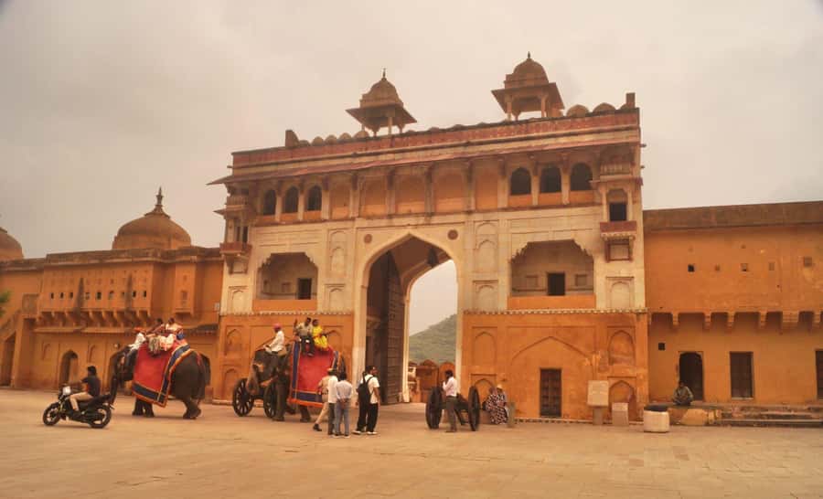 Jaipur: Private PinkCity & Stepwell Heritage Tour with Guide - Entering Amber Fort and Palace: Hilltop Power and Mixed Architecture