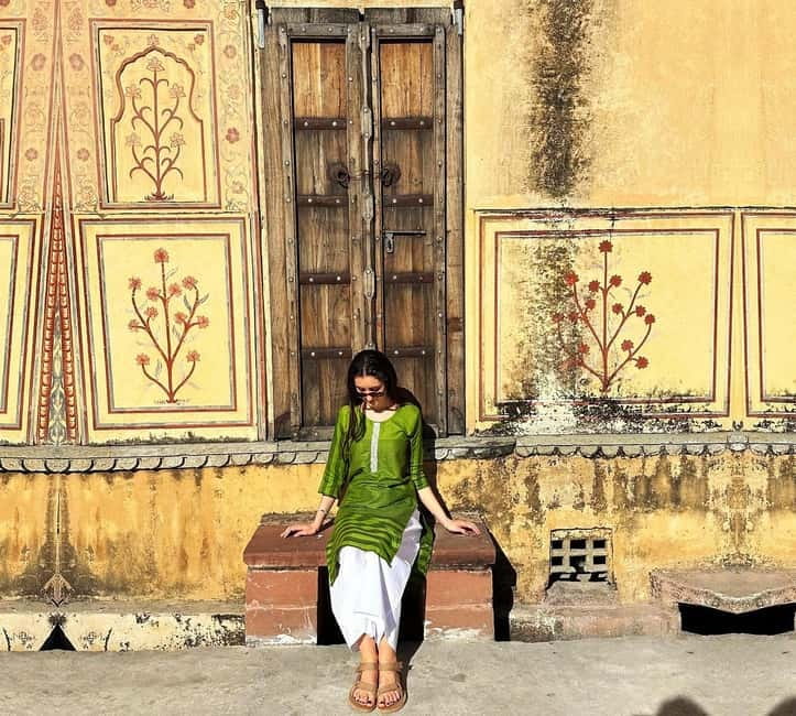 Jaipur: Private Tour for Instagram and Photography Lovers - City Palace and Chandra Mahal blue walls, plus Gaitor Ki Chhatriyan stone monuments
