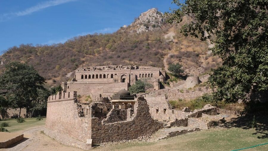 Jaipur: Same-Day Bhangarh Fort & Chand Baori Stepwell Tour - The Palace Hotel Lunch Stop and the Art and Craft Village Option