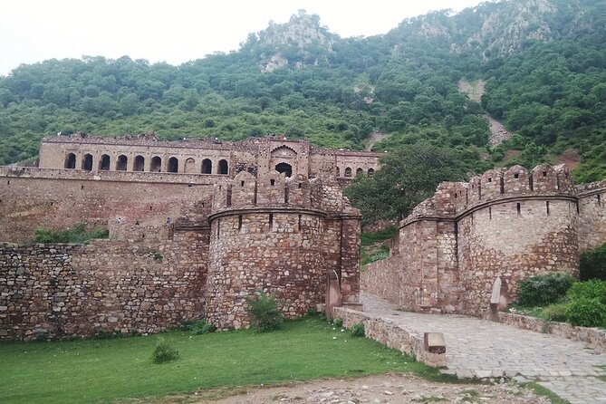 Jaipur to Chandbaori Stepwell & Haunted Bhangarh Private Trip - Leaving Jaipur: The 2-Hour Road Ride to Abhaneri